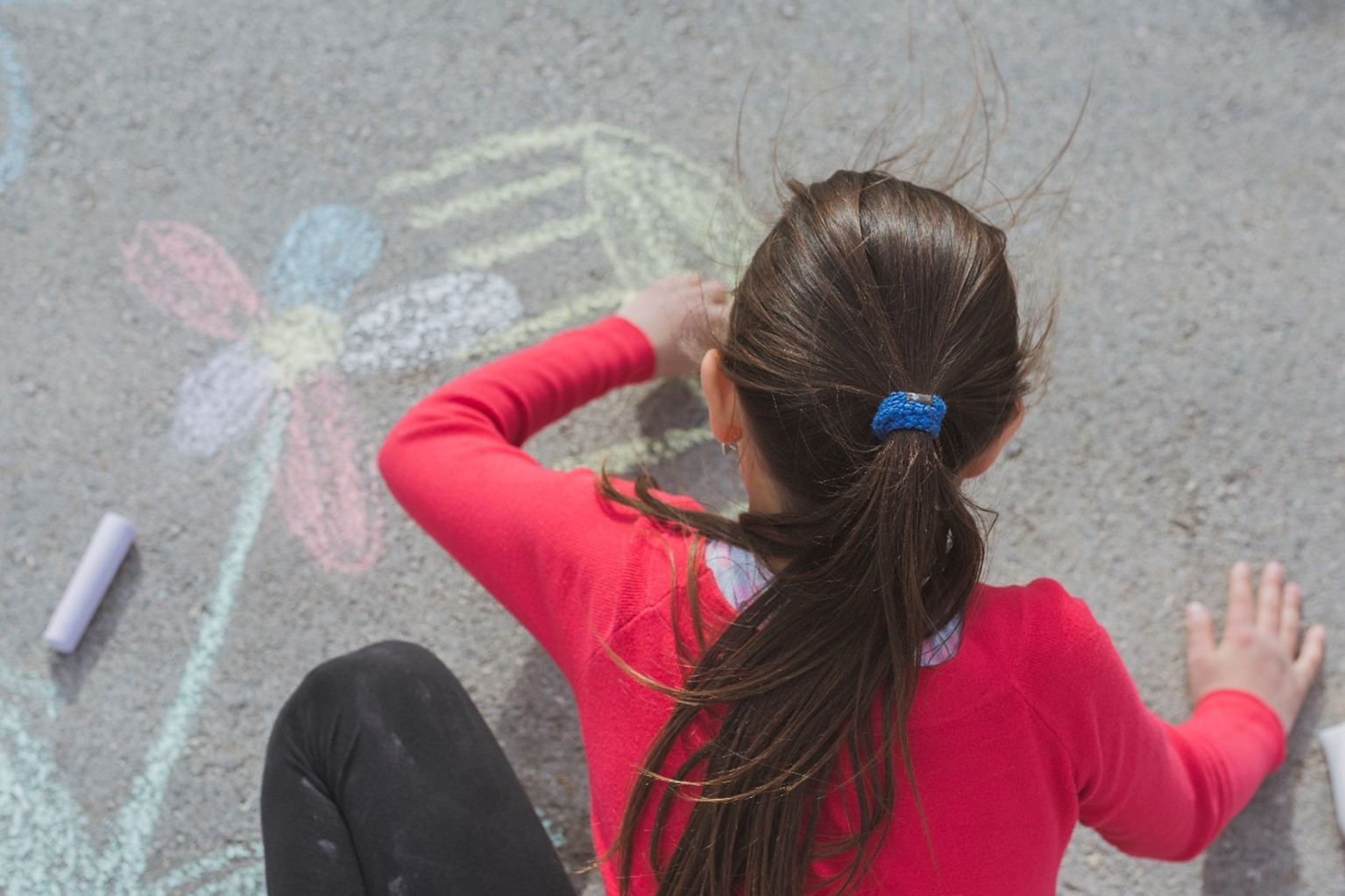 A girl drawing. Illustrative stock photo by freepik.com.