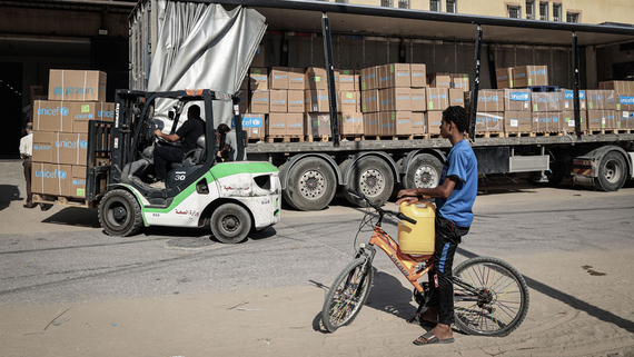 The delivery of life-saving supplies to An Nasr Hospital in Khan Younis. Photo by UNICEF/El Baba
