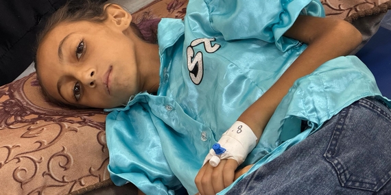 جنى، فتاة فلسطينية، تم إدخالها مؤخرًا إلى مستشفى الرنتيسي في مدينة غزة وشُخصت إصابتها بسوء التغذية الحاد الوخيم. اشتبه الأطباء في البداية بأنها مصابة بمرض السيلياك، لكن حالتها لم تتحسن بعد اتباعها نظامًا غذائيًا خاليًا من الغلوتين. تصوير مكتب الأمم المتحدة لتنسيق الشؤون الإنسانية/أولغا تشيريفكو