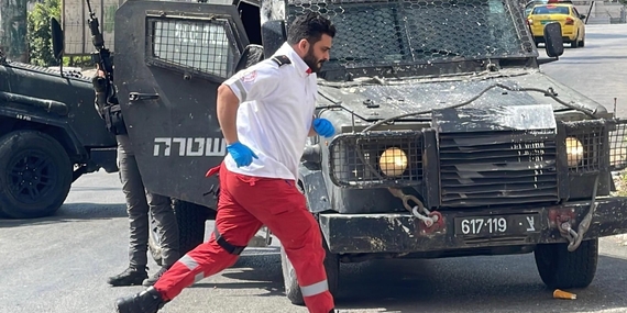 חובש של אגודת הסהר האדום הפלסטינית רץ לטפל בפצועים בעיר שכם במהלך מבצע ישראלי, 27 באוגוסט 2025. צילום: עבדאללה בחש