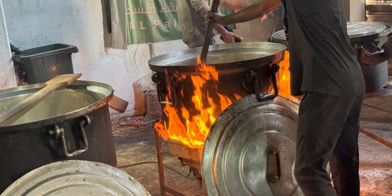Preparing meals for people in Gaza city, where famine has been confirmed. As of 30 August, 99 kitchens supported by 19 partners were preparing and distributing 468,000 meals daily across the Gaza Strip. Photo by OCHA/Olga Cherevko.