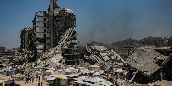 Scenes from a displacement site in the northern Ash Shati area of western Gaza city, where families live in dire conditions amid destroyed buildings and ongoing hostilities. Photo: UNICEF/UNI845995/Nateel
