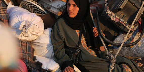 امرأة فلسطينية في أثناء نزوحها داخل قطاع غزة. تصوير وكالة الأونروا