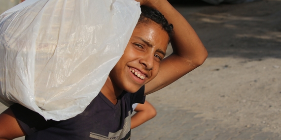 فتى فلسطيني في غزة بعد إعلان وقف إطلاق النار. تصوير اليونيسف