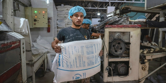 مخبز يدعمه برنامج الأغذية العالمي في غزة. وتوزع المنظمات الإنسانية نحو 150,000 ربطة خبز و1.2 مليون وجبة يوميًا في شتى أرجاء قطاع غزة. تصوير برنامج الأغذية العالمي