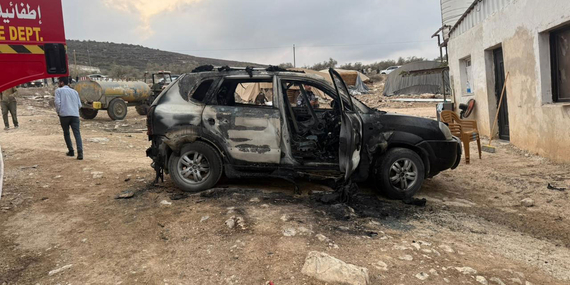 אחד מחמישה כלי רכב בבעלת פלסטינית שהוצתו על ידי מתנחלים בבית ליד ב-11 בנובמבר 2025. צילום באדיבות תושב הקהילה.