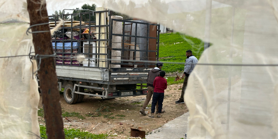 سكان تجمع راس عين العوجا البدوي الفلسطيني يستعدون للمغادرة بعد تعرضهم لهجمات متكررة وتهديدات وأعمال ترهيب من قبل المستوطنين الإسرائيليين. تصوير مكتب الأمم المتحدة لتنسيق الشؤون الإنسانية
