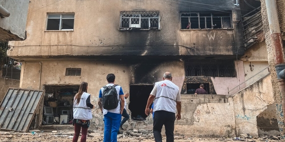 צוות הומניטרי בוחן את הנזק שנגרם למבנה בתום המבצע הישראלי שנמשך יומיים במחנה הפליטים ג׳נין. צילום: רופאים ללא גבולות (MSF), 5 ביולי 2023