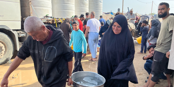 نازحون في منطقة المواصي يحضرون الماء الذي نقلته الصهاريج، 17 أيار/مايو 2024. تصوير مكتب الأمم المتحدة لتنسيق الشؤون الإنسانية/ياسمينا غيردا