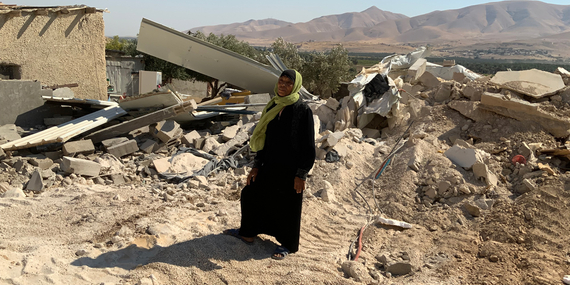 امرأة فلسطينية هُجرت بعدما هدمت القوات الإسرائيلية منزلها بحجة افتقاره إلى رخصة بناء تصدرها إسرائيل ويكاد الحصول عليها من ضرب المستحيل. تصوير مكتب الأمم المتحدة لتنسيق الشؤون الإنسانية