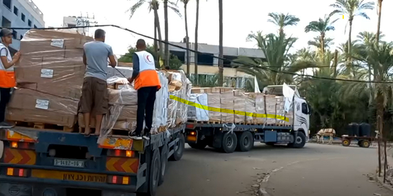 חלוקת סיוע ברצועת עזה. צילום מסך מתוך סרטון וידאו של אגודת הסהר האדום הפלסטיני.