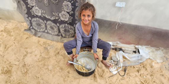 «خرجت في الصباح لأبحث عن الطعام لأسرتي، ولكنني لم أتمكن إلا من إحضار هذه الكمية القليلة للغاية.» ميار (7 أعوام)، موقع النزوح في المواصي، جنوب غزة، 17 أيار/مايو 2024. تصوير اليونيسف/العيادة الإعلامية
