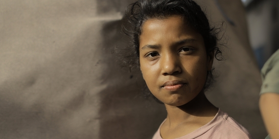 فادية تقيم مع أسرتها النازحة في شمال غزة وسط الركام ودون سبيل للحصول على الخدمات الأساسية. تصوير وكالة الأونروا