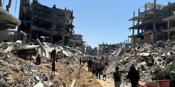 People in a destroyed residential area of Jabaأشخاص في منطقة سكنية مدمرة في جباليا. تصوير مكتب الأمم المتحدة لتنسيق الشؤون الإنسانية، 19 حزيران/يونيو 2024 lya. Photo by OCHA, 19 June 2024