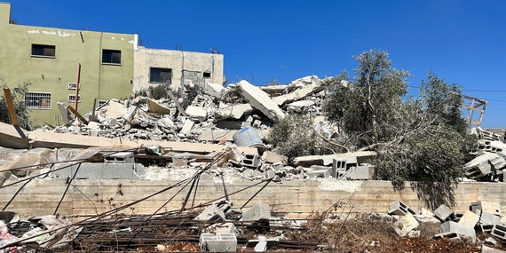 בית קומתיים שנהרס על ידי הרשויות הישראליות ב-24 בספטמבר בטורה א-שרקייה (נפת ג'נין), הריסה שהביאה לעקירה של ילדה והוריה. צילום: משרד האו"ם לתיאום עניינים הומניטריים.