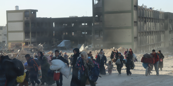 עקורים עוזבים את ג'באליה ועושים את דרכם דרומה כשהם נושאים רק מעט מחפציהם, 24 באוקטובר 2024. צילום: משרד האו"ם לתיאום עניינים הומניטריים / תמבה לינדן