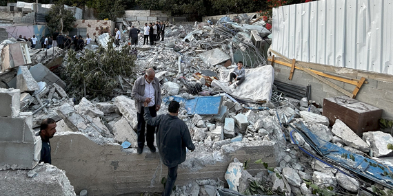 منطقة البستان في سلوان بالقدس الشرقية، حيث هُجّر 42 فلسطينيًا، معظمهم من الأطفال، يوم الثلاثاء عندما هدمت السلطات الإسرائيلية تسعة منازل. حسب ما أفاد أحد السكان: «ليس لدينا مكان آخر نذهب إليه. سننام فوق الأنقاض.» تصوير مكتب الأمم المتحدة لتنسيق الشؤون الإنسانية.