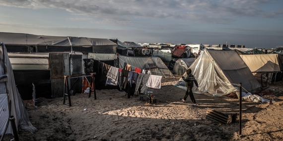 بدأ نحو 1.9 مليون شخص في غزة عام 2024 في حالة تهجير. صرّح مفوض الأمم المتحدة السامي لحقوق الإنسان بقوله «لا يمكننا التحدث عن السلامة في أي مكان. ينام الناس في الشوارع، في العراء.» مخيم مؤقت في رفح. تصوير برنامج الأغذية العالمي