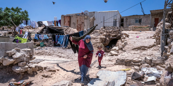 תושבות ח׳רבת א־תבאן, אחת מ־ 13 קהילות בסכנת העברה בכפייה במסאפר יטא, דרום הגדה המערבית, 16 ביוני 2022 © צילום: משרד האו״ם לתיאום עניינים הומניטריים