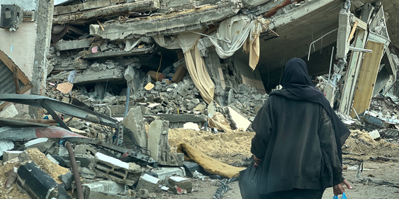 تواصلت عمليات القصف الكثيف في معظم أنحاء قطاع غزة، مما أسفر عن سقوط المزيد من الضحايا بين المدنيين وتهجير عدد أكبر منهم، فضلًا عما سببته من قدر أوسع من الدمار. وتشير التقديرات إلى أنه قد نتج أكثر من ثمانية ملايين طن متري من الحطام جرّاء تدمير المنازل، والتي قد تستغرق سنوات لإزالتها. الدمار في خانيونس. تصوير مكتب الأمم المتحدة لتنسيق الشؤون الإنسانية/أولغا تشيريفكو، 29 كانون الثاني/يناير 2024