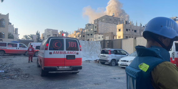 إخلاء طبي لـ24 مريضًا من مستشفى الأمل وسط الأعمال القتالية في خانيونس، 25 شباط/فبراير 2024. كما أكملت الأمم المتحدة وجمعية الهلال الأحمر الفلسطيني إخلاء 72 حالة حرجة من مستشفى ناصر في خانيونس، تصوير مكتب الأمم المتحدة لتنسيق الشؤون الإنسانية.