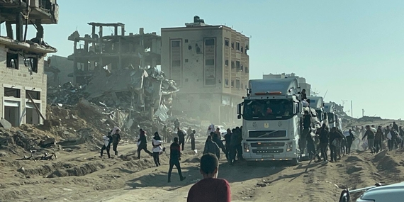 في ظل الخطر الوشيك لوقوع مجاعة، أدى اليأس والندرة إلى انهيار شبه كامل في النظام المدني. فلسطينيون يأخذون الإمدادات من شاحنة في شمال غزة، 25 شباط/فبراير 2024. تصوير مكتب الأمم المتحدة لتنسيق الشؤون الإنسانية