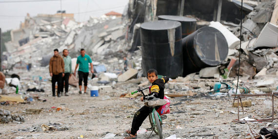 «ما من مكانٍ آمن في غزة. لا بالمستشفيات، ولا بالملاجئ، ولا بمخيمات اللاجئين. ولا أحد بأمان. لا الأطفال ولا العاملين الصحيين ولا العاملين في المجال الإنساني. ويجب أن يتوقف هذا الاستخفاف الصارخ بالإنسانية الأساسية. يجب أن يتوقف القتال.» (منسق الإغاثة في حالات الطوارئ، مارتن غريفيث). تصوير الأونروا