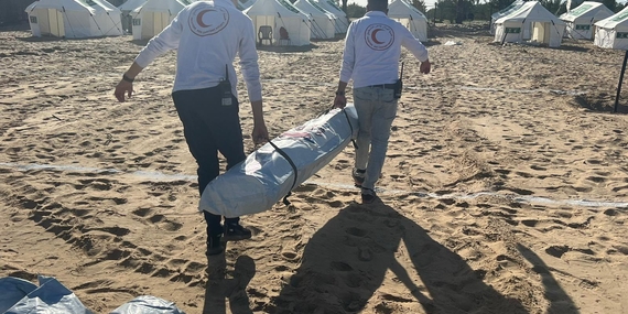 צוותים מתכוננים להקמת בית חולים שדה ברפיח, דרום עזה. לבית חולים השדה הקטארי תהיה  קיבולת של 50 מיטות אשפוז, ויהיו בו חדר ניתוח, יחידת טיפול נמרץ, קבלה ושירותי רדיולוגיה. בנפרד מהקמת בית החולים עברו למקום זה אלפי בני אדם, לנוכח צפיפות היתר במחסים לעקורים. צילום: אגודת הסהר האודם הפלסטיני.