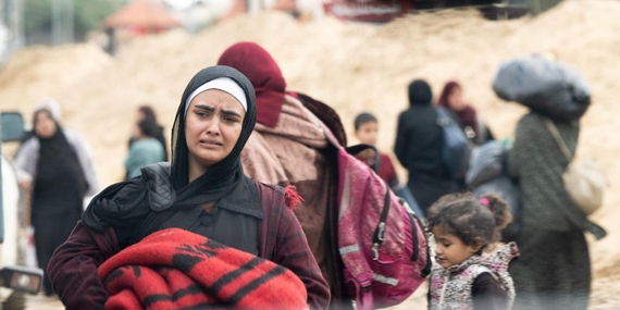 مع احتدام الأعمال القتالية في خانيونس، لا سيما حول مستشفيي ناصر والأمل، وعقب صدور أوامر جديدة بالإخلاء، بات عدد أكبر من الفلسطينيين مُهجّرين مرة أخرى. وتوجه العديد منهم إلى رفح التي تشهد الاكتظاظ أصلًا. تصوير منظمة الصحة العالمية