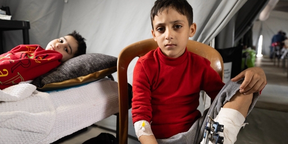 يعاني نحو 5,000 شخص أُصيبوا بإعاقات جرّاء إصاباتهم الناجمة عن الأعمال القتالية في غزة من غياب مراكز الإيواء التي يستطيعون الوصول إليها واحتمال استغلالهم ونقص الخدمات الطبية المقدمة لهم وإهمال احتياجاتهم. تصوير منظمة الصحة العالمية.