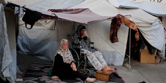 نازحات فلسطينيات يقمن في مسكن مؤقت في غزة. تصوير الأونروا