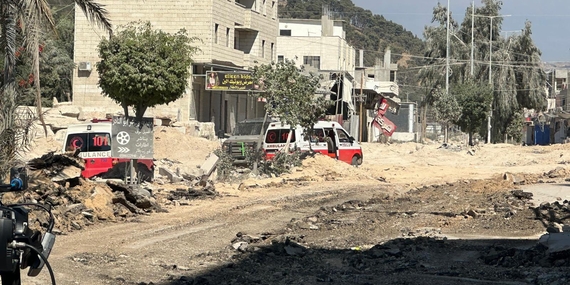 سيارتا إسعاف في منطقة حضرية تعرّضت للتجريف في شمال الضفة الغربية. تصوير جمعية الهلال الأحمر الفلسطيني، 28 آب/أغسطس 2024