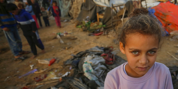 فتاة فلسطينية في إحدى المواقع التي تؤوي نازحين في غزة. تصوير وكالة الأونروا
