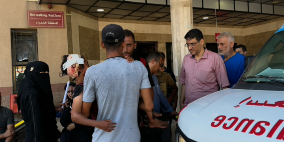 ילדה פצועה מובאת למרכז הרפואי נאסר, ח'אן יונס. צילום: משרד האו"ם לתיאום עניינים הומניטריים, 13 ביולי 2024.
