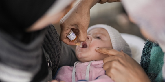 تطعيم طفل ضد شلل الأطفال في غزة. تصوير منظمة الصحة العالمية