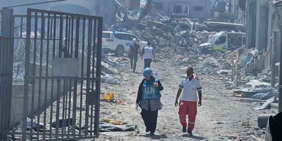 فِرق المساعدة الإنسانية على مقربة من مستشفى العودة في محافظة شمال غزة. تصوير منظمة الصحة العالمية