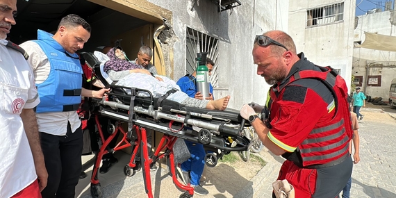 An emergency medical team in action. Photo: World Health Organization.