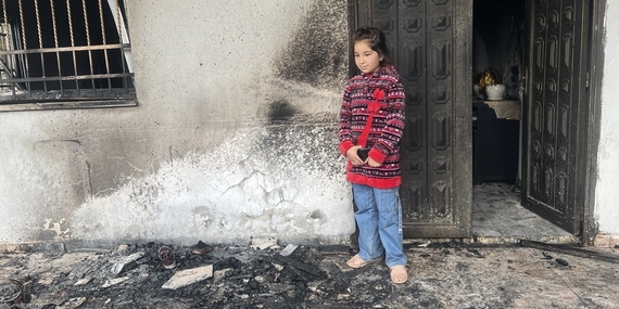 ילדה בת תשע שנעקרה יחד עם משפחתה מביתם בחווארה, נפת שכם, לאחר שהוצת על ידי מתנחלים. צילום: משרד האו"ם לתיאום עניינים הומניטריים.