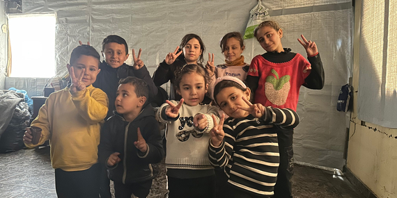 ילדים שחזרו עם משפחתם לצפון עזה וגרים כעת בביתם שניזוק. גורמים הומניטריים, במרוץ נגד הזמן, פועלים לספק לעקורים ולשבים מזון, חומרי מחסה, ביגוד חורפי ופריטים חיוניים אחרים. צילום: משרד האו"ם לתיאום עניינים הומניטריים / אולגה צ'רבקו