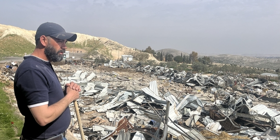 פלסטיני משקיף על הריסות רכושו לאחר שכוחות ישראליים הרסו 12 מבנים בקהילה הבדואית א-זעיים, בנפת ירושלים, ב-3 במרס 2025. צילום: משרד האו"ם לתיאום עניינים הומניטריים