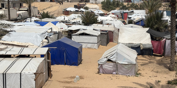 אוהלים מאולתרים באתר עקירה באזור אל־מוואסי, בח'אן יונס, שבו מבקשים אלפי פלסטינים עקורים מחסה בעיצומם של מעשי האיבה מתמשכים ופקודות עקירה ישראליות. צילום: משרד האו"ם לתיאום עניינים הומניטריים