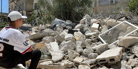 فتى فلسطيني يجلس أمام منزل هدمه أصحابه بناءً على أوامر إسرائيلية في منطقة سلوان بالقدس الشرقية. تصوير مكتب الأمم المتحدة لتنسيق الشؤون الإنسانية