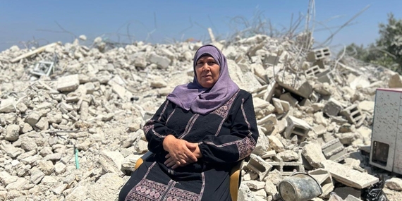 امرأة فلسطينية تجلس على أنقاض بناية كانت قد أوشكت على الانتهاء من تشييدها عندما هدمتها القوات الإسرائيلية في قرية رفات، غرب سلفيت. تصوير مكتب الأمم المتحدة لتنسيق الشؤون الإنسانية.
