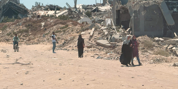 פלסטינים באזור הרוס בעזה 4 ביוני 2025. צילום: משרד האו"ם לתיאום עניינים הומניטריים / אולגה צ'רבקו