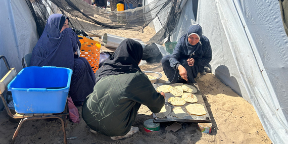 خلّفت وراءها خمسة أشهر من الأعمال القتالية المتواصلة في غزة وشحّ الغذاء والمياه والرعاية الطبية الكثيرين ليكافحون في سبيل البقاء على قيد الحياة، وخاصة الحوامل والأمهات الحديثات الإنجاب. تصوير وكالة الأونروا.