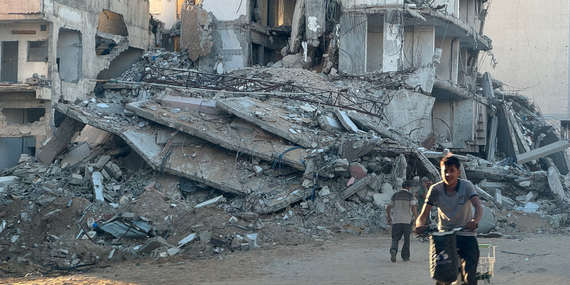 طفل فلسطيني على دراجته في مدينة غزة في 17 أيلول/سبتمبر 2024. تصوير مكتب الأمم المتحدة لتنسيق الشؤون الإنسانية/أولغا تشيريفكو
