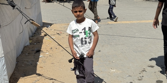 فتى فلسطيني في موقع لإيواء النازحين بمدينة غزة. تصوير مكتب الأمم المتحدة لتنسيق الشؤون الإنسانية/أولغا تشيريفكو