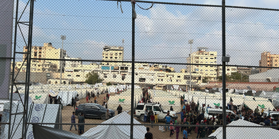 أشخاص تعرّضوا للنزوح مؤخرًا من محافظة شمال غزة ويقيمون في ملعب رياضي في مدينة غزة، 10 تشرين الثاني/نوفمبر 2024. تصوير مكتب الأمم المتحدة لتنسيق الشؤون الإنسانية
