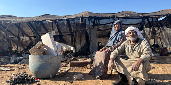 مسنّان بدويان فلسطينيان يجهزان لتفكيك مبناهما والرحيل مع أسرتهما من مشارف قرية نعلين في محافظة رام الله بسبب تهديدات المستوطنين الإسرائيليين وهجماتهم. تصوير مكتب الأمم المتحدة لتنسيق الشؤون الإنسانية