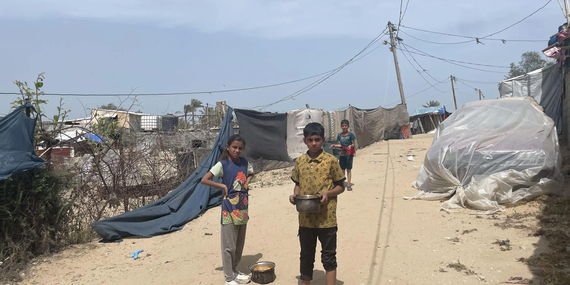 أطفال نازحون في المواصي، غزة. تصوير مكتب الأمم المتحدة لتنسيق الشؤون الإنسانية
